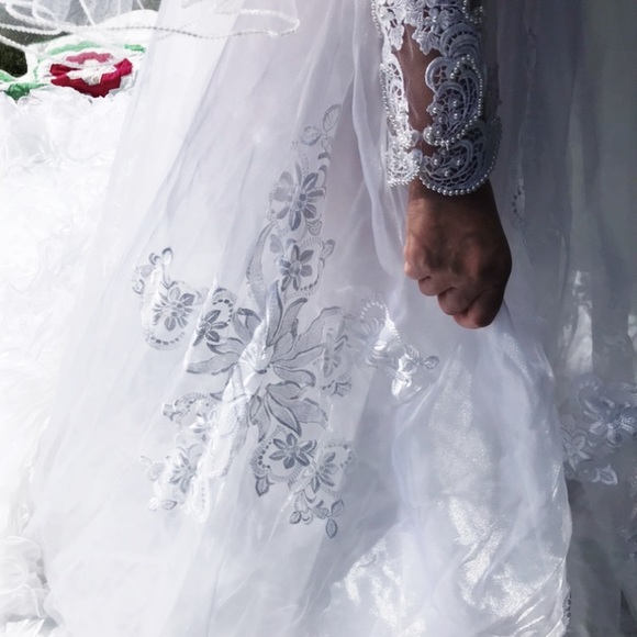 GOEGEOUS Professionally Preserved Vintage Wedding Gown - Picture 9 of 14